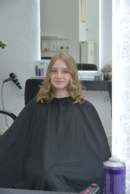 Kundin in Christinas Friseur-Salon in Freystadt nach dem Calligraphy-Cut und Locken eindrehen